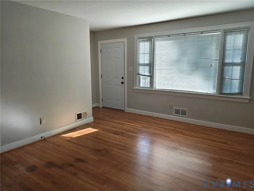 3 bed, 1.0 bath, 888 sqft, $2,200 — Photo 2