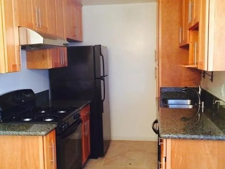 930 E 1st St #16 — Photo 8