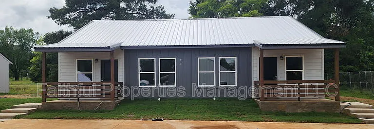 405 N Logan Ln #B — Photo 2
