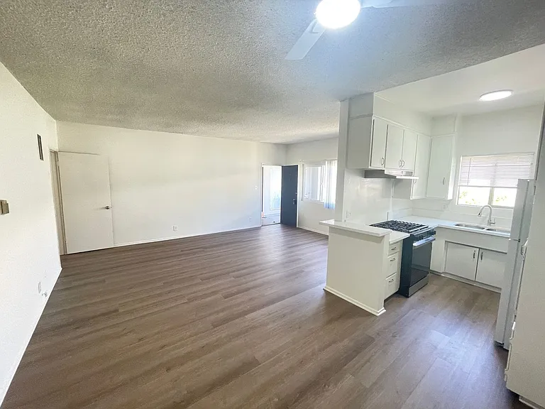 14341 Chandler Blvd — Photo 5