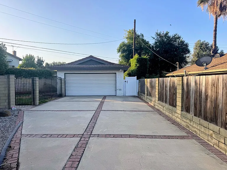 758 E Cypress Ave — Photo 3