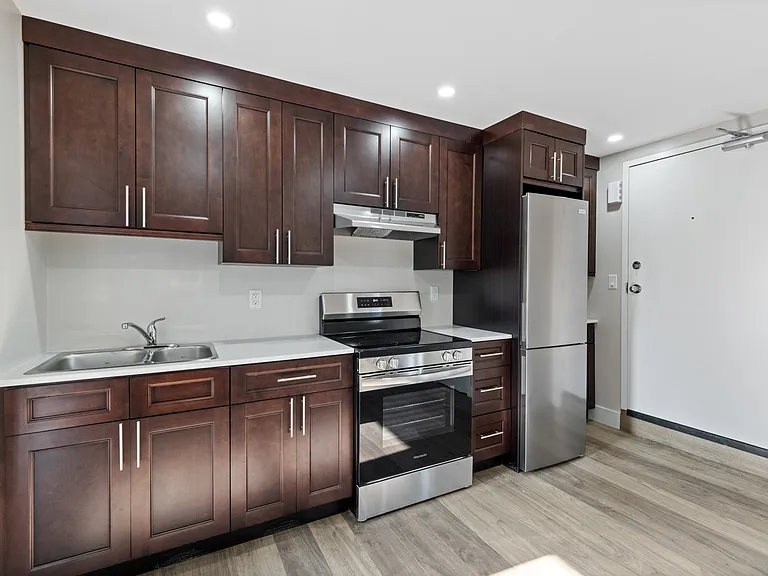 1157 Erie St E #3 — Photo 2