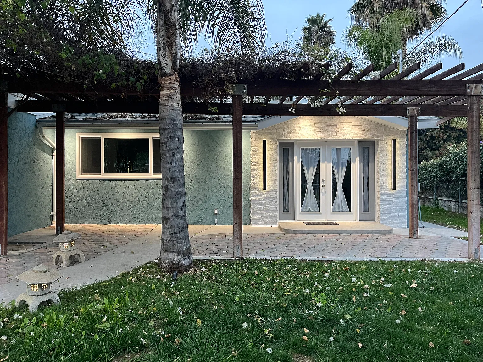 1231 Carlsbad St — Photo 2