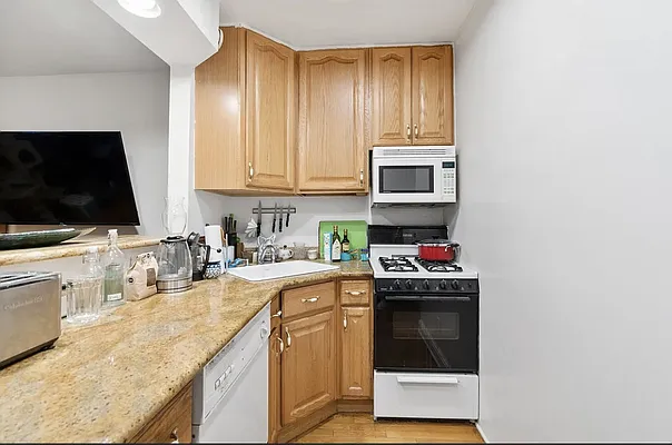 Rented by Douglas Elliman | media 7