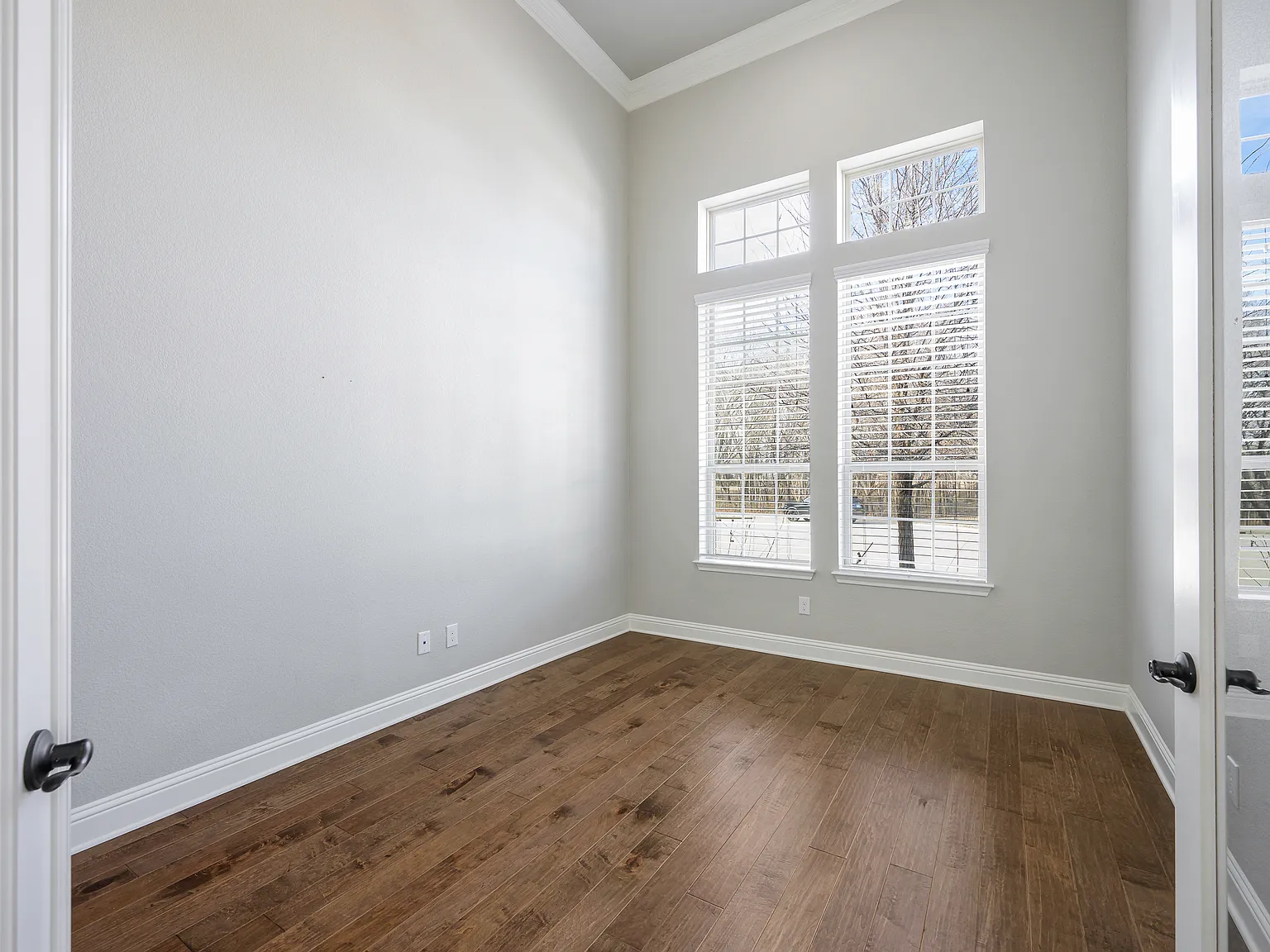 5 bed, 4.5 bath, 3821 sqft, $4,050 — Photo 4