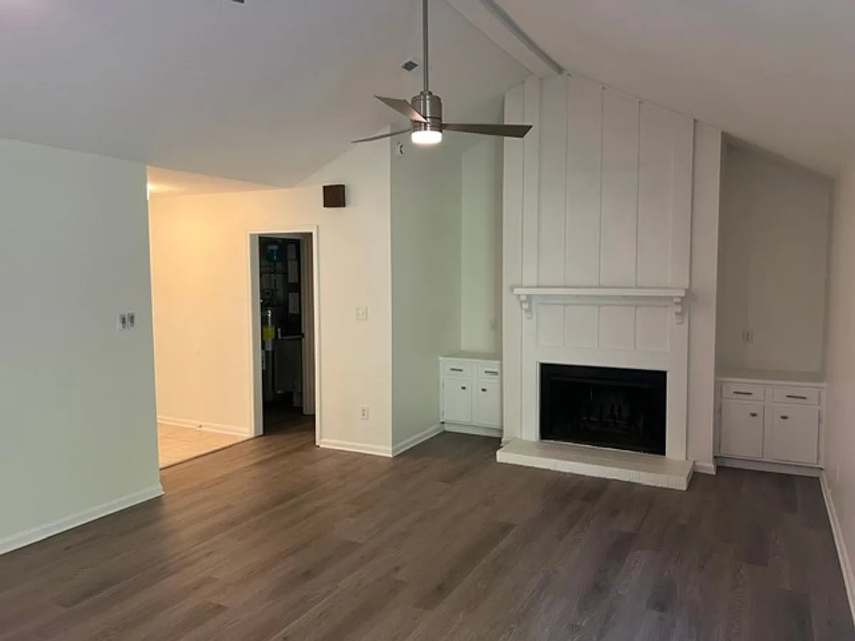 Building Photo - 10216 Camelback Cir