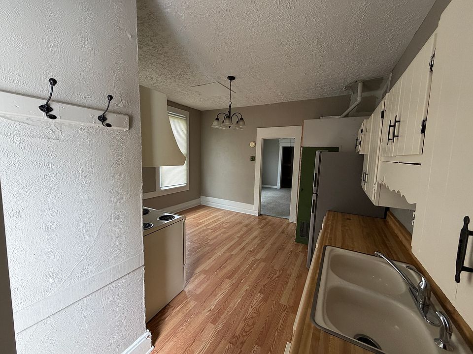1st image of 200 E Main St