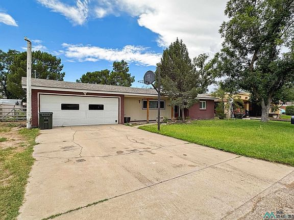 3rd image of 1504 S Country Club Cir