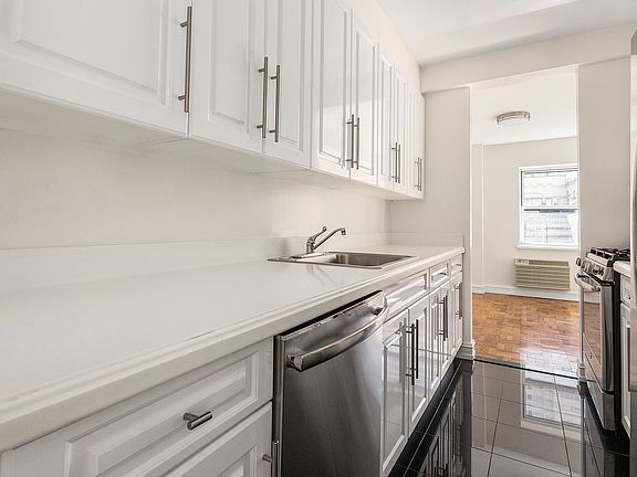 3rd image of 225 E 70th St APT 8E