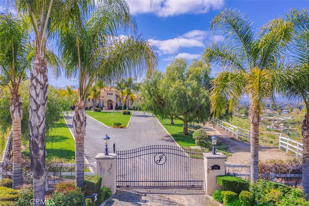 4 bed, 5.5 bath, 4673 sqft, $8,000 — Photo 2
