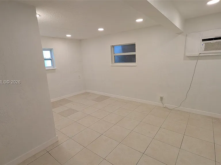 708 NE 4th St #1 — Photo 11