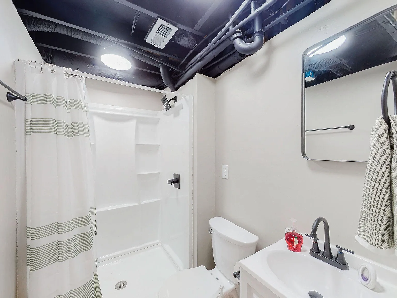 4 bed, 7.0 bath, 2047 sqft, $957 — Photo 4