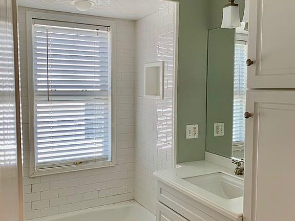 5th image of 196 Quincy Ave #1