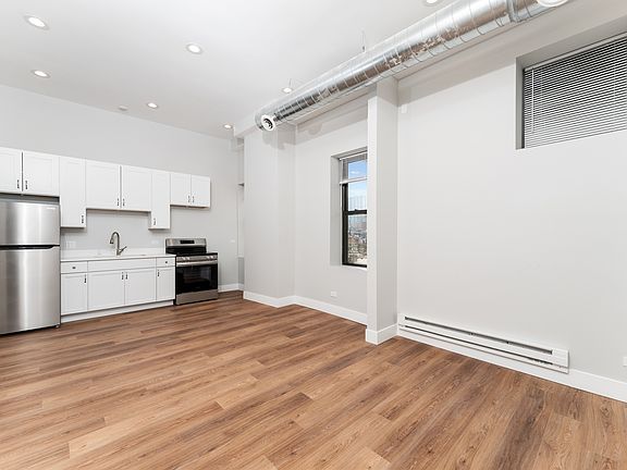 4th image of 1219 W Devon Ave #204