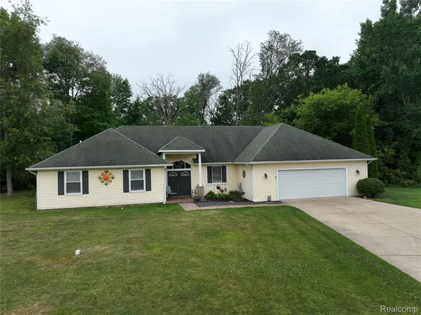 2395 Karen Dr, Howell, MI 48855