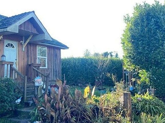 2nd image of 832 Doborout St