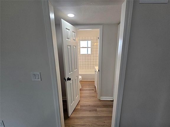 4th image of 921 S Noland Rd