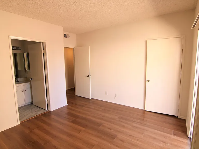 13552 Burbank Blvd #3 — Photo 24