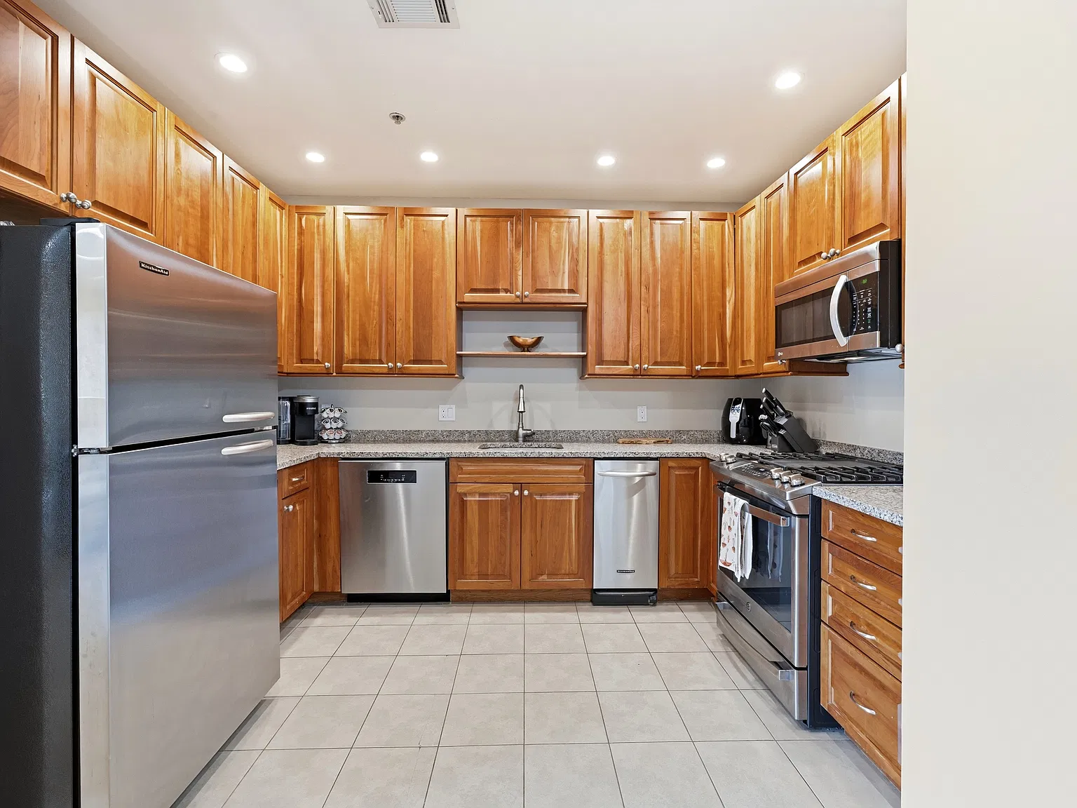 2 bed, 1117 sqft, $2,800 — Photo 2