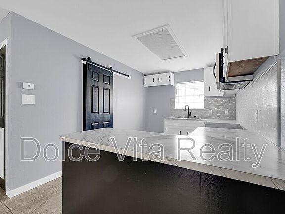 5th image of 112 E Peter St APT 1
