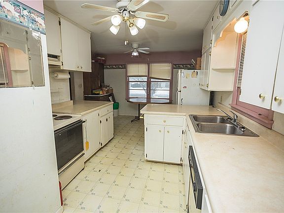 4th image of 921 Lynn Dr