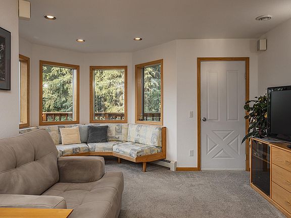 2nd image of 2889 Agate Ave