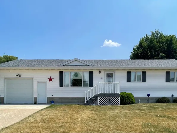 300 24th St NW, Waverly, IA 50677
