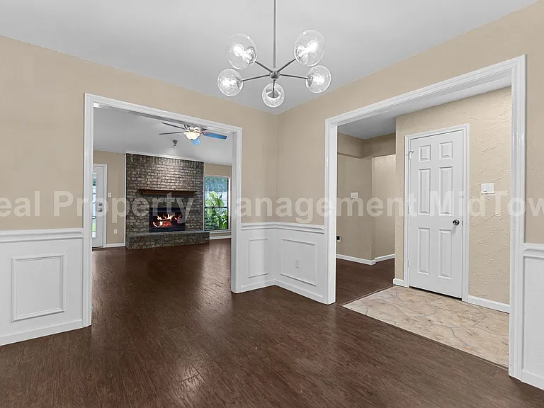 2132 Turf Club Dr — Photo 2