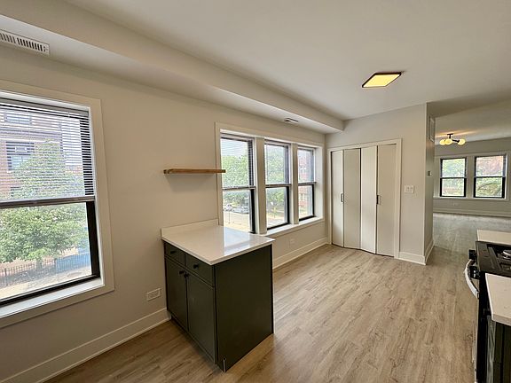 4th image of 1635 W Cornelia Ave #2
