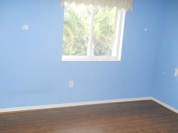 5th image of 124 SW 206th Ave