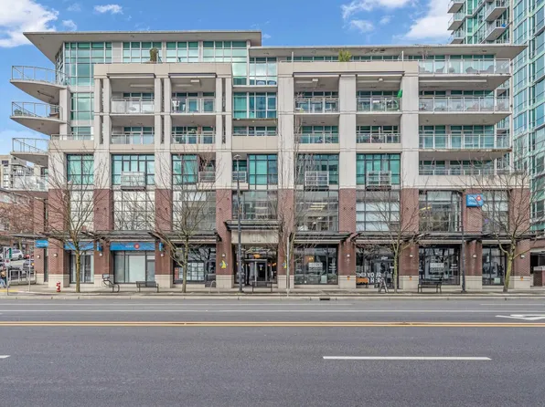 100 E Esplanade St #409, North Vancouver, BC V7L 4V1