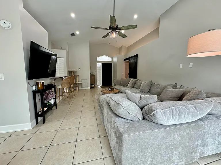 6135 Drake St — Photo 10