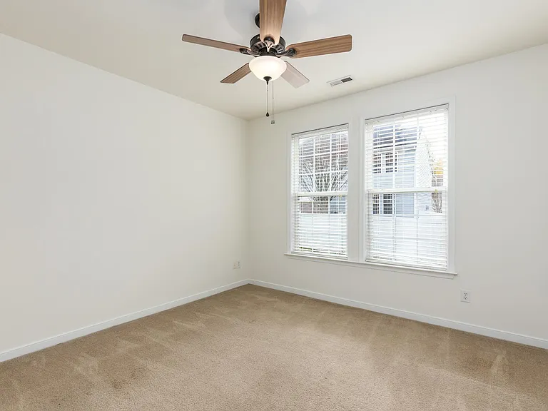504 Queensbury Ln — Photo 33