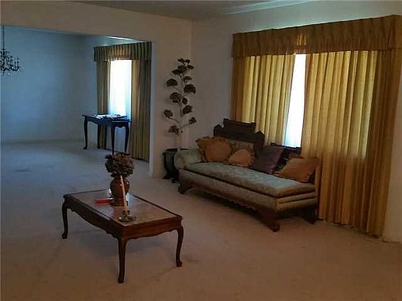 4th image of 3710 Roslyn Dr