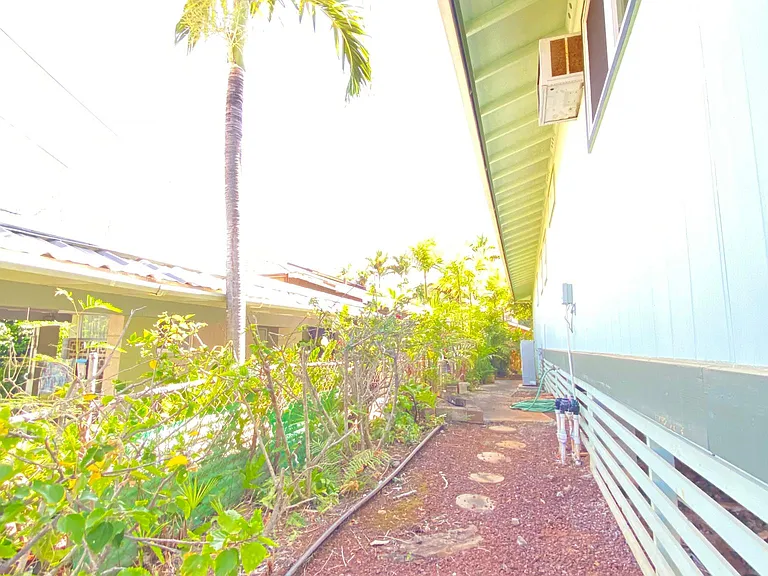 1136 Makaala St — Photo 37