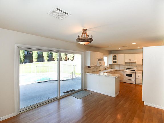 4th image of 727 Jenny Dr