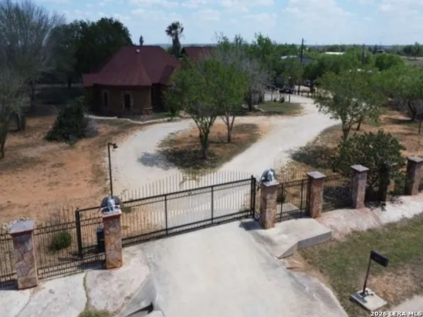 424 HOMECREST DR, La Vernia, TX 78121