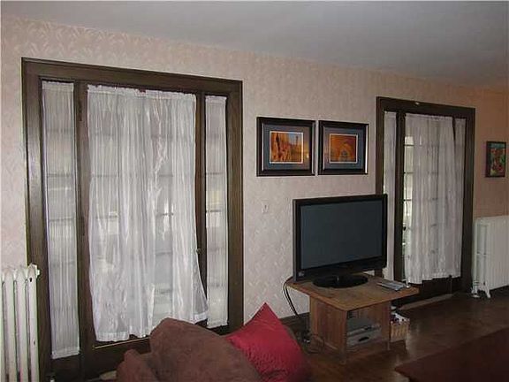 4th image of 102 University Ave