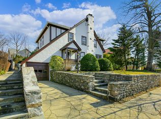 922 Split Rock Rd, Pelham, NY 10803