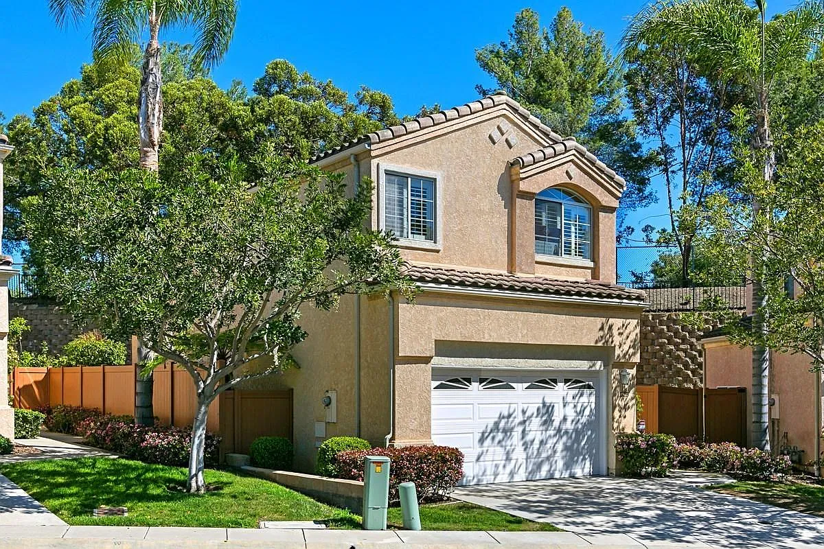 3 bed, 2.5 bath, 1417 sqft, $4,500 — Photo 2