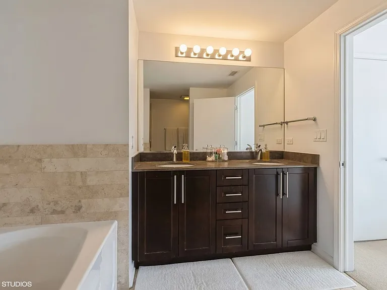 744 W Fullerton Ave #404 — Photo 15