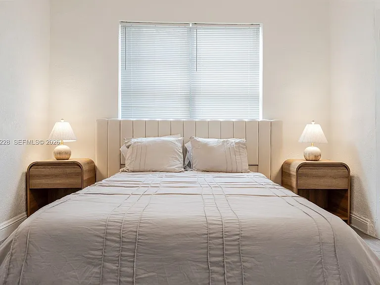 301 SW 10th Ave #2 — Photo 9