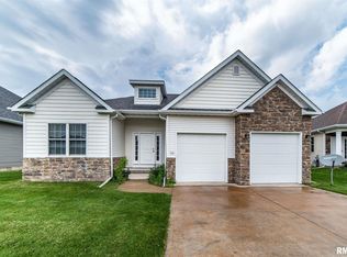 88 Cobblestone Ln, Le Claire, IA 52753