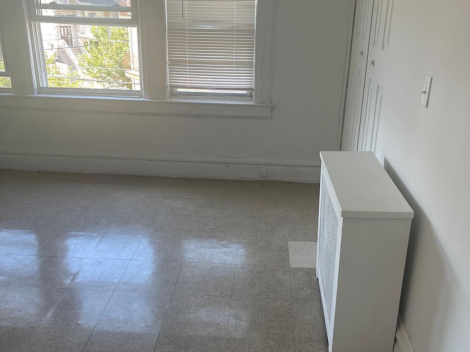 1st image of 28 Hinsdale Pl Floor 3