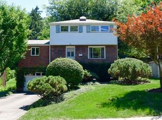 450 Sleepy Hollow Rd, Mt Lebanon, PA 15228