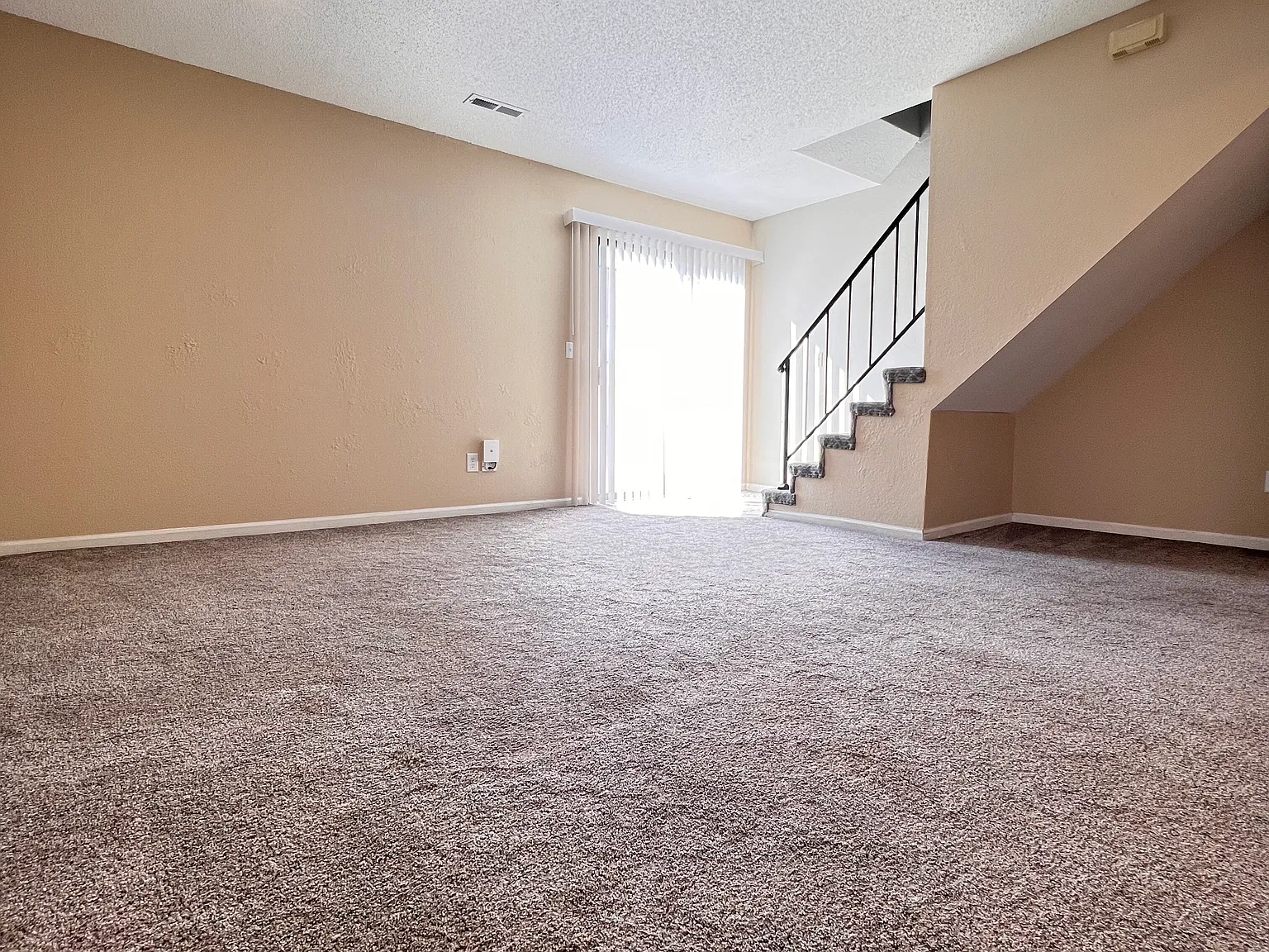 3 bed, 1.5 bath, $1,095 — Photo 1