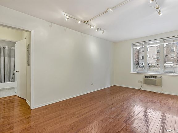 5th image of 435 W Oakdale Ave APT 1C
