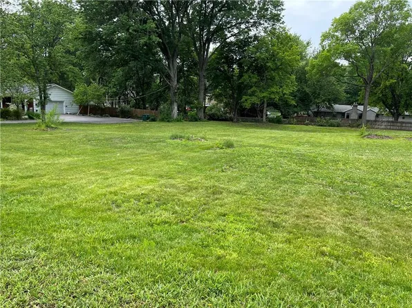 10036 Mission Rd, Overland Park, KS 66206