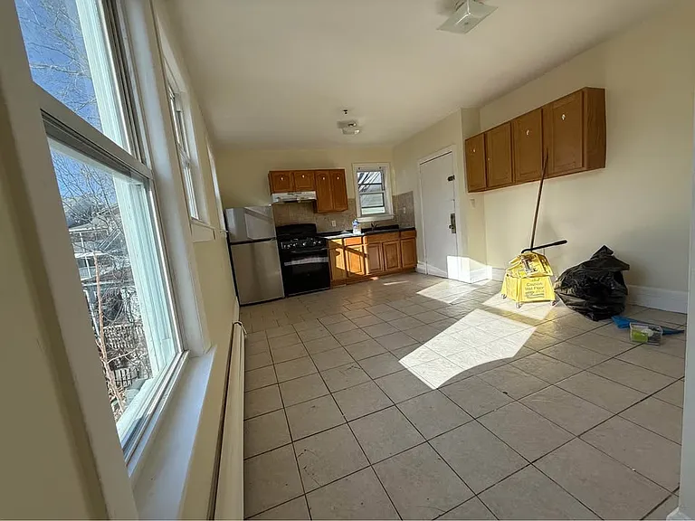 72 Hanover St #3 — Photo 5