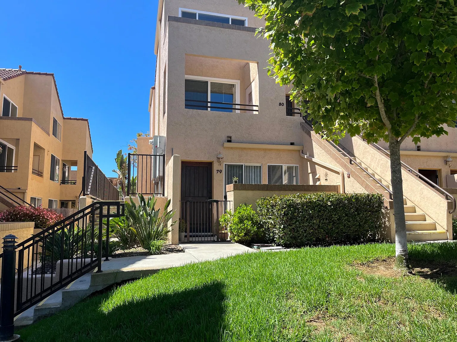 Studio, 420 sqft, $1,900 — Photo 3